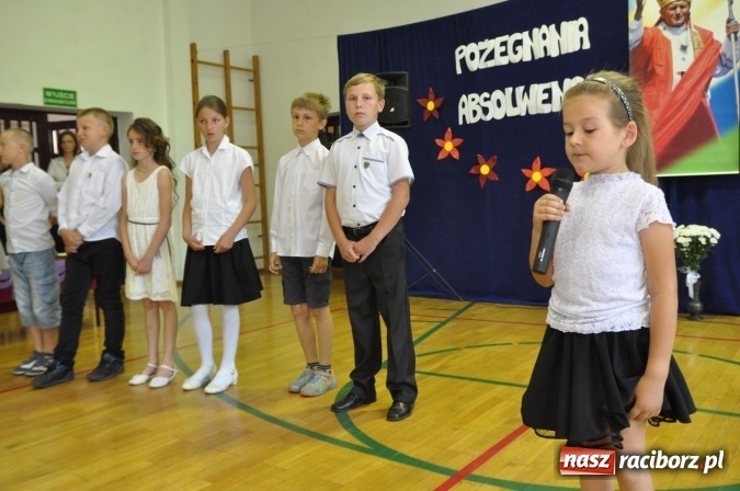 Zdjęcie w galerii na portalu naszraciborz.pl: Pierwsi absolwenci Katolickiej Niepublicznej Szkoły Podstawowej im. bł. Jana Pawła II w Raciborzu  wiadomości z regionu