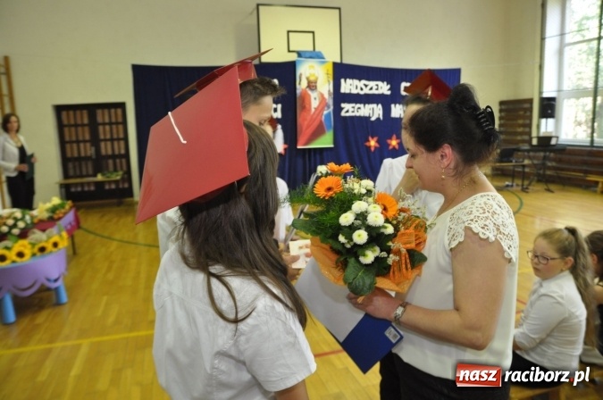Zdjęcie w galerii na portalu naszraciborz.pl: Pierwsi absolwenci Katolickiej Niepublicznej Szkoły Podstawowej im. bł. Jana Pawła II w Raciborzu  wiadomości z regionu