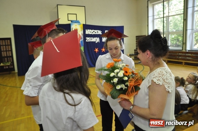 Zdjęcie w galerii na portalu naszraciborz.pl: Pierwsi absolwenci Katolickiej Niepublicznej Szkoły Podstawowej im. bł. Jana Pawła II w Raciborzu  wiadomości z regionu