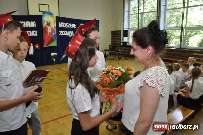 Zdjęcie w galerii na portalu naszraciborz.pl: Pierwsi absolwenci Katolickiej Niepublicznej Szkoły Podstawowej im. bł. Jana Pawła II w Raciborzu  wiadomości z regionu