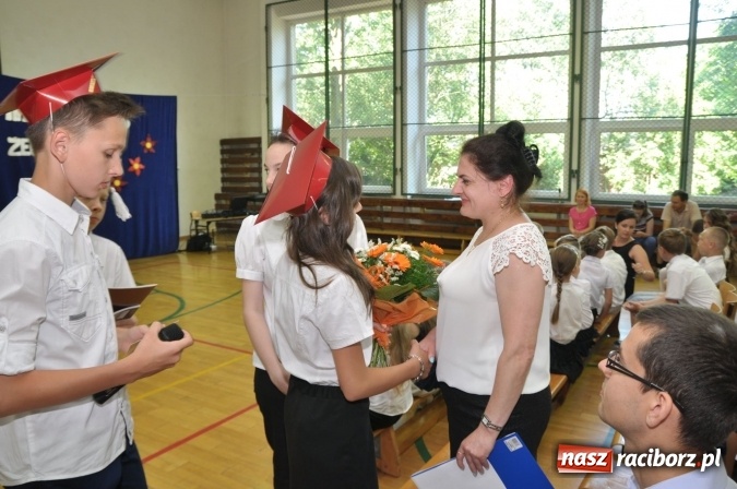 Zdjęcie w galerii na portalu naszraciborz.pl: Pierwsi absolwenci Katolickiej Niepublicznej Szkoły Podstawowej im. bł. Jana Pawła II w Raciborzu  wiadomości z regionu