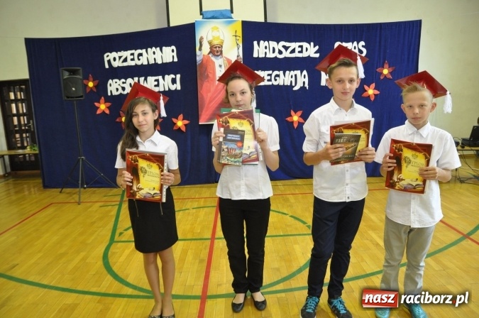 Zdjęcie w galerii na portalu naszraciborz.pl: Pierwsi absolwenci Katolickiej Niepublicznej Szkoły Podstawowej im. bł. Jana Pawła II w Raciborzu  wiadomości z regionu