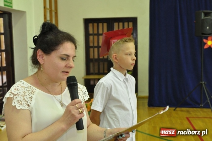Zdjęcie w galerii na portalu naszraciborz.pl: Pierwsi absolwenci Katolickiej Niepublicznej Szkoły Podstawowej im. bł. Jana Pawła II w Raciborzu  wiadomości z regionu