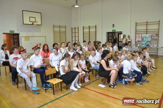 Zdjęcie w galerii na portalu naszraciborz.pl: Pierwsi absolwenci Katolickiej Niepublicznej Szkoły Podstawowej im. bł. Jana Pawła II w Raciborzu  wiadomości z regionu