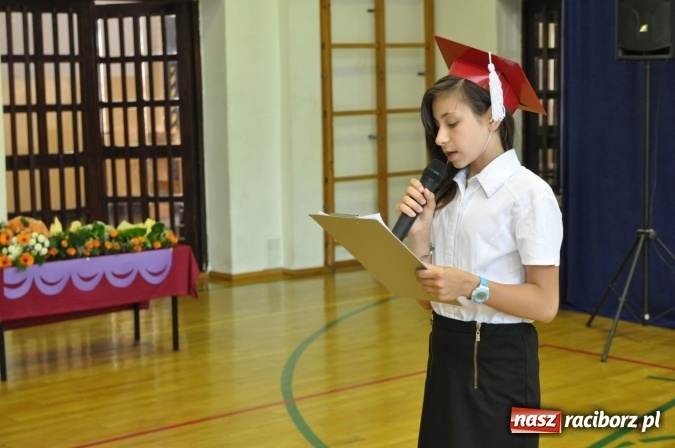 Zdjęcie w galerii na portalu naszraciborz.pl: Pierwsi absolwenci Katolickiej Niepublicznej Szkoły Podstawowej im. bł. Jana Pawła II w Raciborzu  wiadomości z regionu