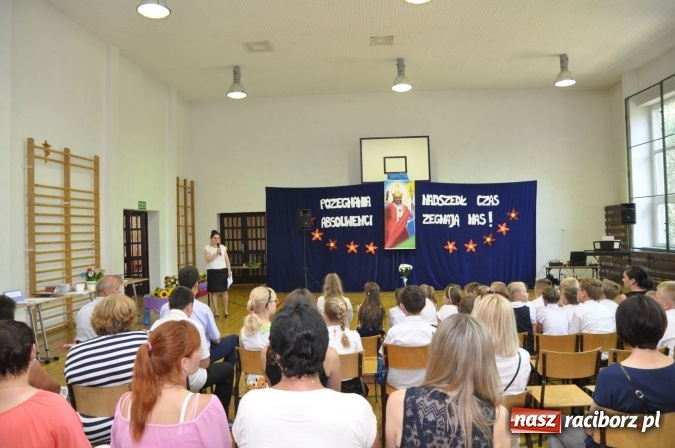 Zdjęcie w galerii na portalu naszraciborz.pl: Pierwsi absolwenci Katolickiej Niepublicznej Szkoły Podstawowej im. bł. Jana Pawła II w Raciborzu  wiadomości z regionu