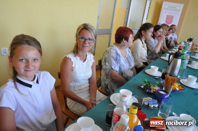 Zdjęcie w galerii na portalu naszraciborz.pl: Najlepsi uczniowie z gminy Krzanowice z nagrodami burmistrza  wiadomości z regionu