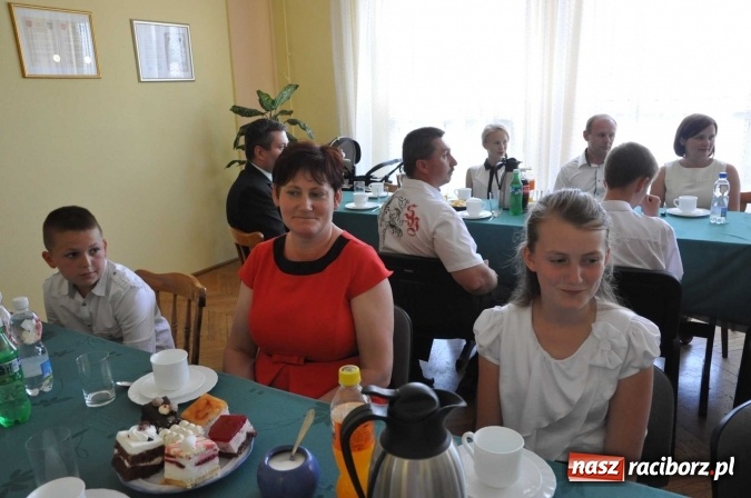 Zdjęcie w galerii na portalu naszraciborz.pl: Najlepsi uczniowie z gminy Krzanowice z nagrodami burmistrza  wiadomości z regionu