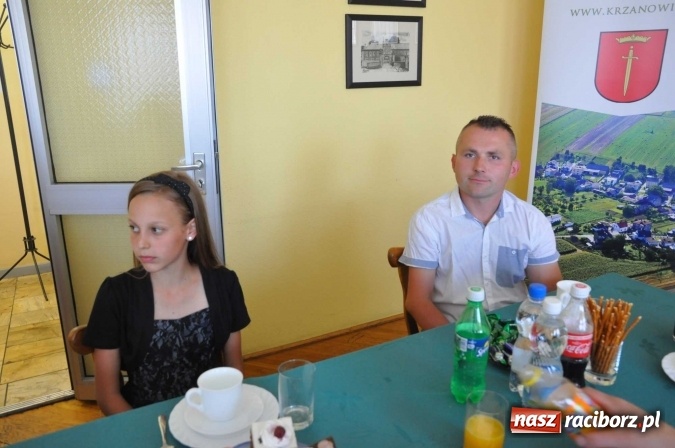 Zdjęcie w galerii na portalu naszraciborz.pl: Najlepsi uczniowie z gminy Krzanowice z nagrodami burmistrza  wiadomości z regionu
