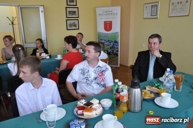 Zdjęcie w galerii na portalu naszraciborz.pl: Najlepsi uczniowie z gminy Krzanowice z nagrodami burmistrza  wiadomości z regionu