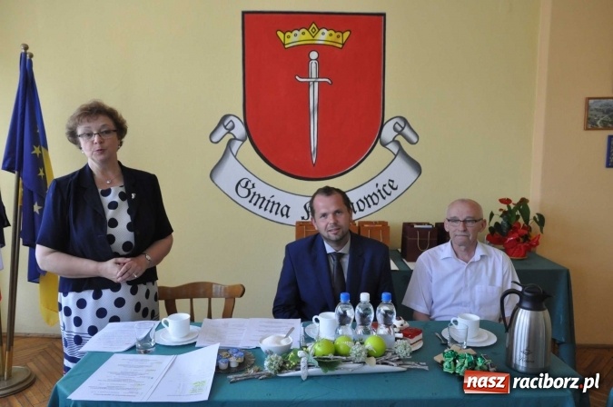 Zdjęcie w galerii na portalu naszraciborz.pl: Najlepsi uczniowie z gminy Krzanowice z nagrodami burmistrza  wiadomości z regionu