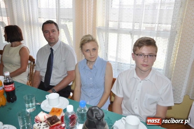 Zdjęcie w galerii na portalu naszraciborz.pl: Najlepsi uczniowie z gminy Krzanowice z nagrodami burmistrza  wiadomości z regionu