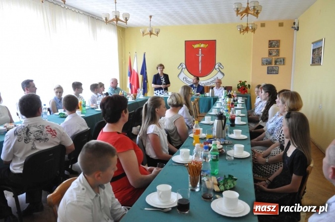 Zdjęcie w galerii na portalu naszraciborz.pl: Najlepsi uczniowie z gminy Krzanowice z nagrodami burmistrza  wiadomości z regionu