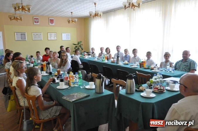 Zdjęcie w galerii na portalu naszraciborz.pl: Najlepsi uczniowie z gminy Krzanowice z nagrodami burmistrza  wiadomości z regionu