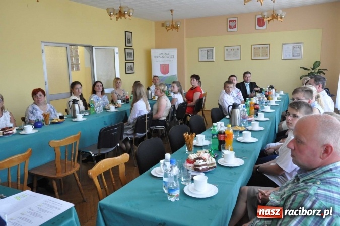Zdjęcie w galerii na portalu naszraciborz.pl: Najlepsi uczniowie z gminy Krzanowice z nagrodami burmistrza  wiadomości z regionu