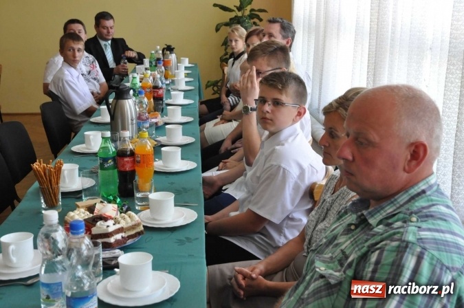 Zdjęcie w galerii na portalu naszraciborz.pl: Najlepsi uczniowie z gminy Krzanowice z nagrodami burmistrza  wiadomości z regionu