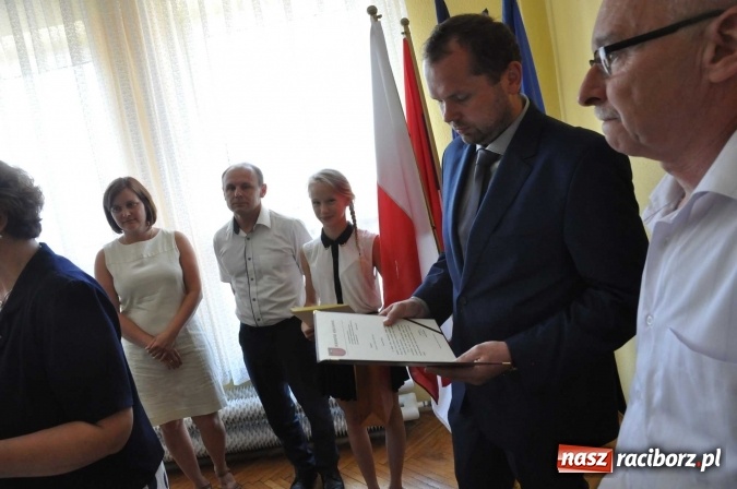 Zdjęcie w galerii na portalu naszraciborz.pl: Najlepsi uczniowie z gminy Krzanowice z nagrodami burmistrza  wiadomości z regionu