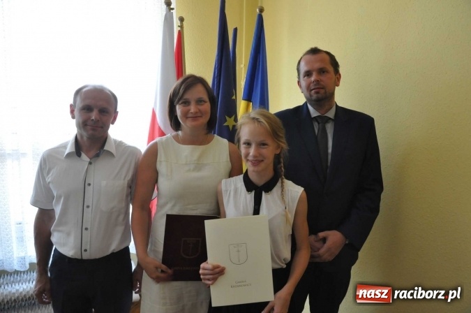 Zdjęcie w galerii na portalu naszraciborz.pl: Najlepsi uczniowie z gminy Krzanowice z nagrodami burmistrza  wiadomości z regionu