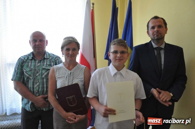Zdjęcie w galerii na portalu naszraciborz.pl: Najlepsi uczniowie z gminy Krzanowice z nagrodami burmistrza  wiadomości z regionu