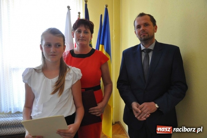 Zdjęcie w galerii na portalu naszraciborz.pl: Najlepsi uczniowie z gminy Krzanowice z nagrodami burmistrza  wiadomości z regionu