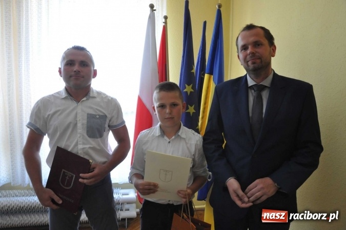 Zdjęcie w galerii na portalu naszraciborz.pl: Najlepsi uczniowie z gminy Krzanowice z nagrodami burmistrza  wiadomości z regionu