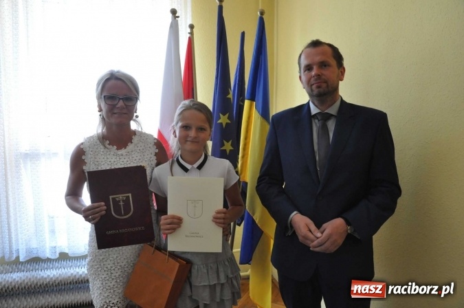 Zdjęcie w galerii na portalu naszraciborz.pl: Najlepsi uczniowie z gminy Krzanowice z nagrodami burmistrza  wiadomości z regionu
