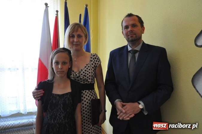 Zdjęcie w galerii na portalu naszraciborz.pl: Najlepsi uczniowie z gminy Krzanowice z nagrodami burmistrza  wiadomości z regionu