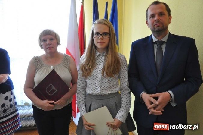 Zdjęcie w galerii na portalu naszraciborz.pl: Najlepsi uczniowie z gminy Krzanowice z nagrodami burmistrza  wiadomości z regionu