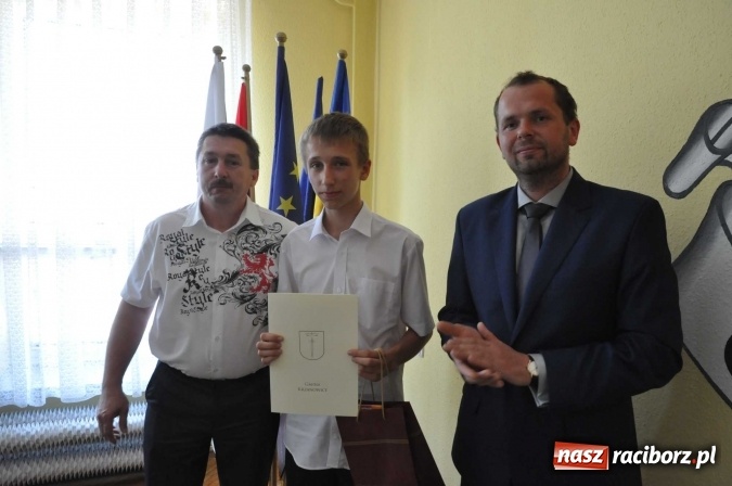 Zdjęcie w galerii na portalu naszraciborz.pl: Najlepsi uczniowie z gminy Krzanowice z nagrodami burmistrza  wiadomości z regionu