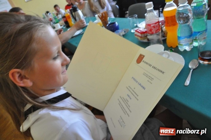 Zdjęcie w galerii na portalu naszraciborz.pl: Najlepsi uczniowie z gminy Krzanowice z nagrodami burmistrza  wiadomości z regionu