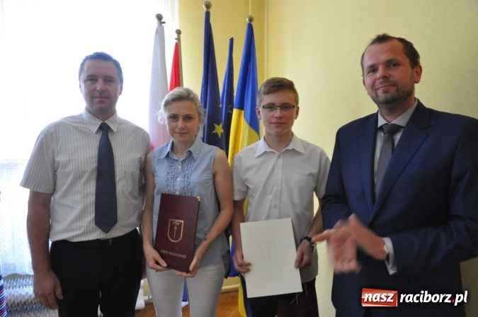 Zdjęcie w galerii na portalu naszraciborz.pl: Najlepsi uczniowie z gminy Krzanowice z nagrodami burmistrza  wiadomości z regionu