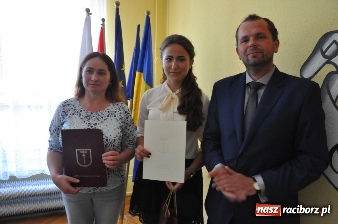 Zdjęcie w galerii na portalu naszraciborz.pl: Najlepsi uczniowie z gminy Krzanowice z nagrodami burmistrza  wiadomości z regionu