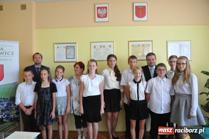 Zdjęcie w galerii na portalu naszraciborz.pl: Najlepsi uczniowie z gminy Krzanowice z nagrodami burmistrza  wiadomości z regionu