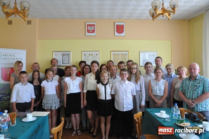 Zdjęcie w galerii na portalu naszraciborz.pl: Najlepsi uczniowie z gminy Krzanowice z nagrodami burmistrza  wiadomości z regionu