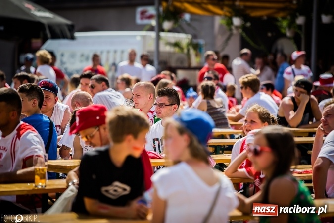 Zdjęcie w galerii na portalu naszraciborz.pl: EURO 2020 w strefie kibica na raciborskim Rynku wiadomości z regionu