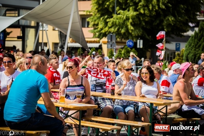 Zdjęcie w galerii na portalu naszraciborz.pl: EURO 2020 w strefie kibica na raciborskim Rynku wiadomości z regionu