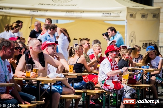 Zdjęcie w galerii na portalu naszraciborz.pl: EURO 2020 w strefie kibica na raciborskim Rynku wiadomości z regionu