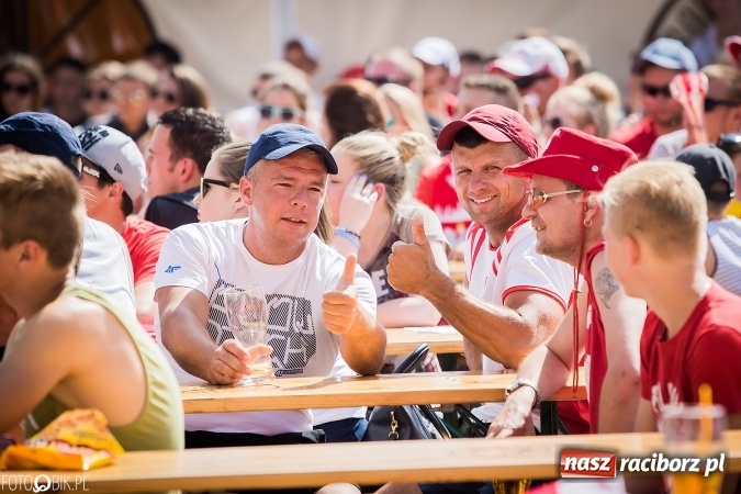 Zdjęcie w galerii na portalu naszraciborz.pl: EURO 2020 w strefie kibica na raciborskim Rynku wiadomości z regionu