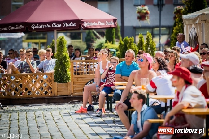 Zdjęcie w galerii na portalu naszraciborz.pl: EURO 2020 w strefie kibica na raciborskim Rynku wiadomości z regionu