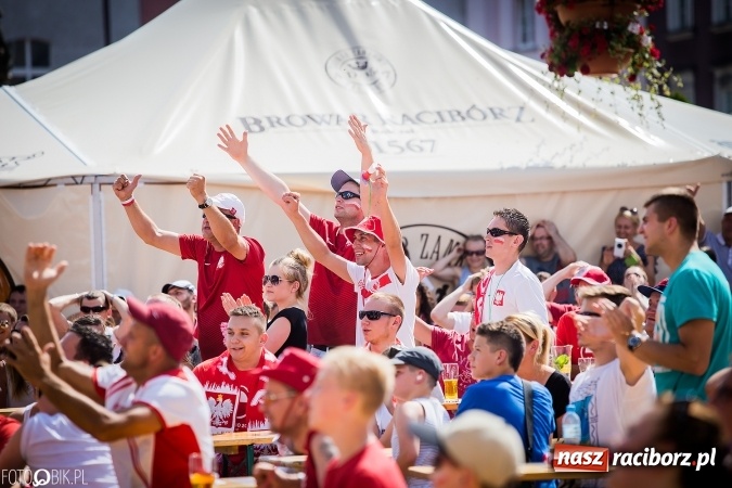 Zdjęcie w galerii na portalu naszraciborz.pl: EURO 2020 w strefie kibica na raciborskim Rynku wiadomości z regionu