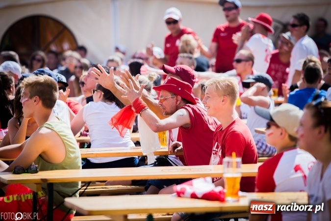 Zdjęcie w galerii na portalu naszraciborz.pl: EURO 2020 w strefie kibica na raciborskim Rynku wiadomości z regionu