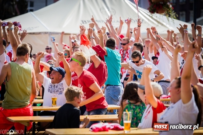 Zdjęcie w galerii na portalu naszraciborz.pl: EURO 2020 w strefie kibica na raciborskim Rynku wiadomości z regionu
