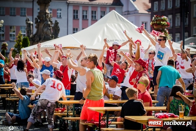 Zdjęcie w galerii na portalu naszraciborz.pl: EURO 2020 w strefie kibica na raciborskim Rynku wiadomości z regionu