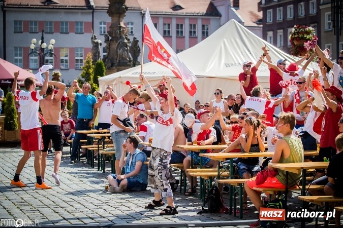Zdjęcie w galerii na portalu naszraciborz.pl: EURO 2020 w strefie kibica na raciborskim Rynku wiadomości z regionu