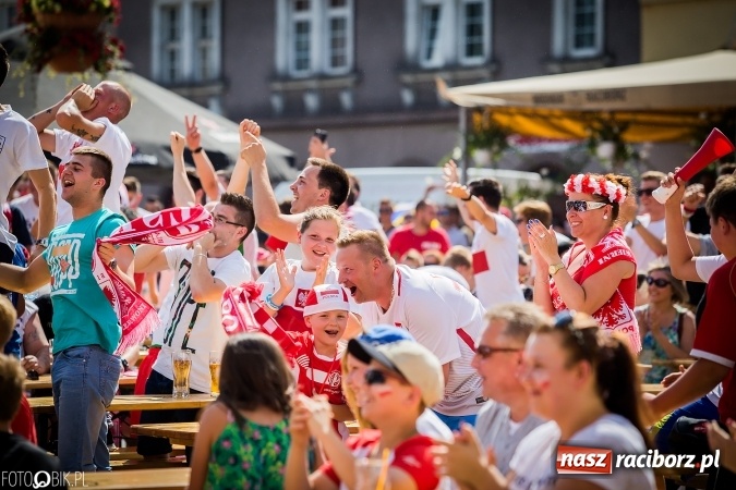 Zdjęcie w galerii na portalu naszraciborz.pl: EURO 2020 w strefie kibica na raciborskim Rynku wiadomości z regionu