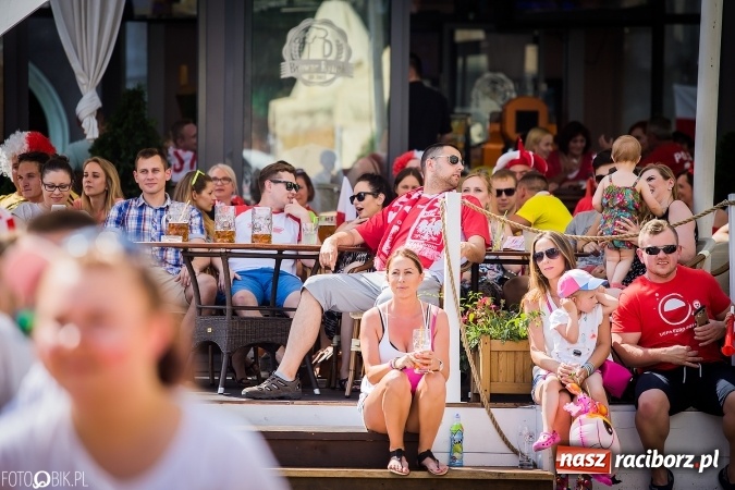 Zdjęcie w galerii na portalu naszraciborz.pl: EURO 2020 w strefie kibica na raciborskim Rynku wiadomości z regionu