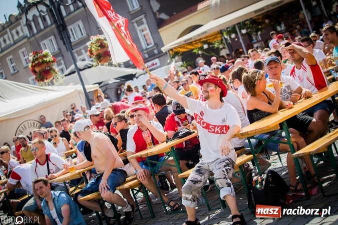 Zdjęcie w galerii na portalu naszraciborz.pl: EURO 2020 w strefie kibica na raciborskim Rynku wiadomości z regionu