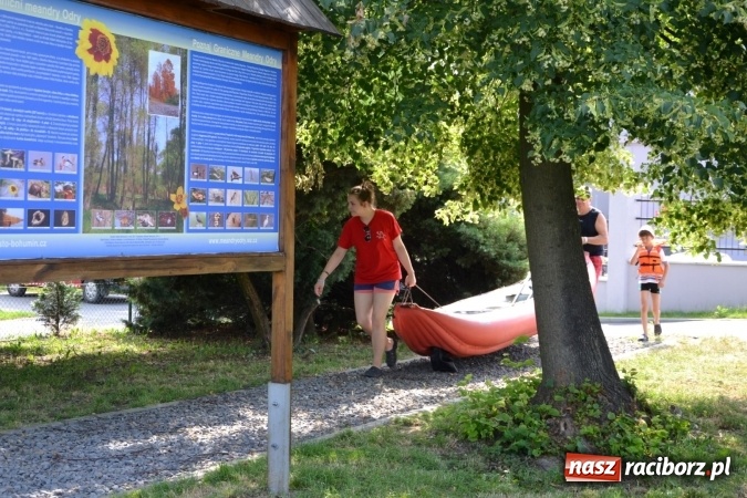 Zdjęcie w galerii na portalu naszraciborz.pl: Graniczne meandry otwarte. Gmina Krzyżanowice i miasto Bogumin oficjalnie rozpoczęli sezon wodniacki  wiadomości z regionu