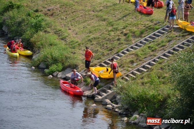 Zdjęcie w galerii na portalu naszraciborz.pl: Graniczne meandry otwarte. Gmina Krzyżanowice i miasto Bogumin oficjalnie rozpoczęli sezon wodniacki  wiadomości z regionu
