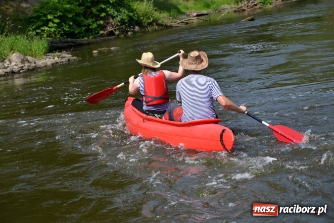 Zdjęcie w galerii na portalu naszraciborz.pl: Graniczne meandry otwarte. Gmina Krzyżanowice i miasto Bogumin oficjalnie rozpoczęli sezon wodniacki  wiadomości z regionu